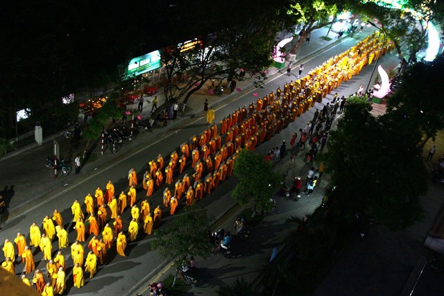 Đoàn rước Phật dài 2 km trên đường phố Huế - 13 Đoàn rước Phật kéo dài 2 km