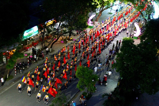 Đoàn rước Phật dài 2 km trên đường phố Huế - 4
4 hàng dọc mang cờ Tổ quốc và cờ Phật đi sau xe hoa