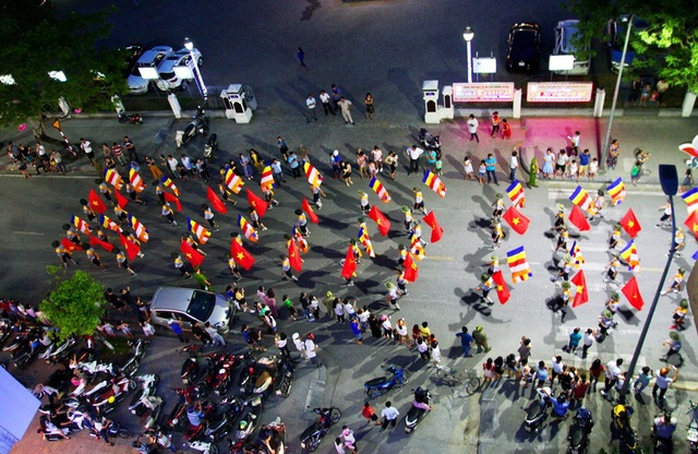 Đoàn rước Phật dài 2 km trên đường phố Huế - 5
TP Huế rợp cờ trong dịp lễ Phật đản.
