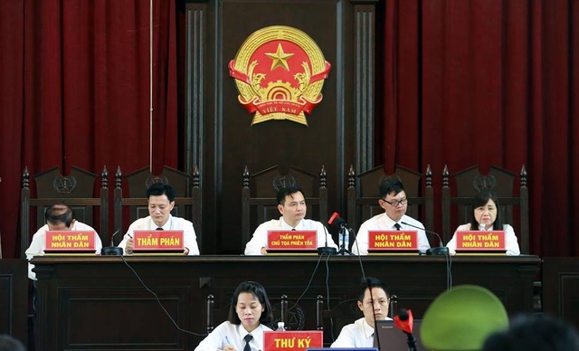 Xử vụ chạy thận tử vong: “Tỉnh nghèo mà giá chạy thận đắt gấp đôi so với Trung ương” - 1 Hội đồng xét xử.