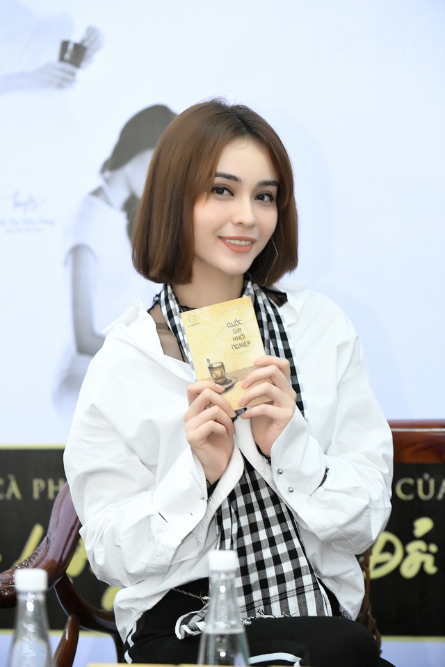 “Cú sốc” khiến Lan Khuê quyết tâm nổi tiếng bằng mọi giá - 5 Lan Khuê và MLee nhận được nhiều câu hỏi của sinh viên trong buổi giao lưu.