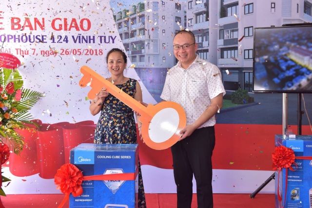 Shophouse 124 Vĩnh Tuy – bàn giao những tổ ấm đầu tiên - 1 Khách hàng nhận bàn giao và quà tặng từ chủ đầu tư Tài Tâm