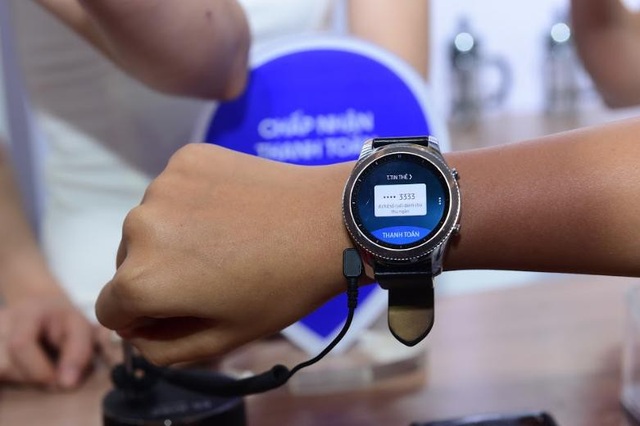Samsung Pay mở rộng hợp tác với ngân hàng: Lợi nhất là người dùng - 1 Gear S3 giúp người dùng thanh toán hóa đơn vô cùng nhanh chóng, tiện lợi và an toàn mà chẳng cần sử dụng điện thoại hay ví tiền