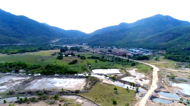 Hoang tàn khu du lịch 2500 tỷ: Dự án “khoá chặt” bờ biển đẹp nhất Ninh Thuận! - 4 190 ha đất sản xuất, kinh doanh của người dân nơi đây giở thành đất hoang, dự án KDL Bình Tiên hoành tráng vẫn chỉ nằm trên giấy.