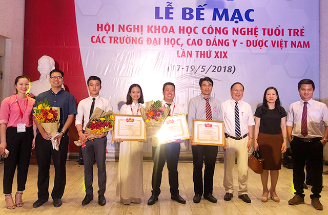 ĐH Duy Tân và 2 giải Nhất tại Hội nghị Khoa học Công nghệ Tuổi trẻ ngành Y - Dược - 1
ThS. Nguyễn Thị Lan Hương và ThS. Nguyễn Tất Cương (thứ 4 và thứ 5 từ trái sang) cùng TS. Nguyễn Đức Hiền - Trưởng Phòng Quản lý Khoa học & Công nghệ của ĐH Duy Tân nhận Bằng khen của Ban tổ chức