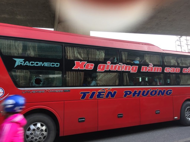 Xe khách liên tục bị côn đồ chặn đường ném đá, hành hung tài xế - 1 Chiếc xe khách bị côn đồ ném vỡ kính.