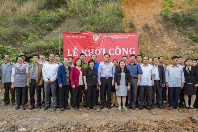 Học sinh Hà Nội góp tiền xây cầu tặng học sinh vùng khó - 2
Lễ khởi công cây cầu được sự chứng kiến của đại diện chính quyền, đại diện nhà trường, BQL dự án cùng bà con nhân dân xã Tú Đoạn, huyện Lộc Bình.
