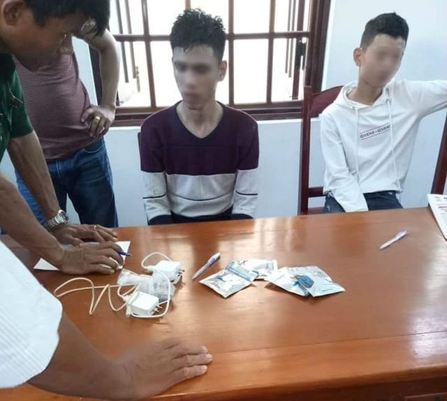 "Phê" cỏ Mỹ, nam thanh niên nhảy khỏi tàu cao tốc xuống biển - 1 Lực lượng công an phát hiện 4 gói cỏ Mỹ trong hành lý của H. và Q. (Ảnh Văn Mịnh)