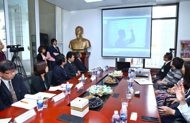 
Ông Manabu Sakai - Thứ trưởng Bộ Nội vụ và Truyền thông Nhật Bản - tham quan triển khai dự án Giáo dục thông minh của công ty NTT tại Việt Nam.

