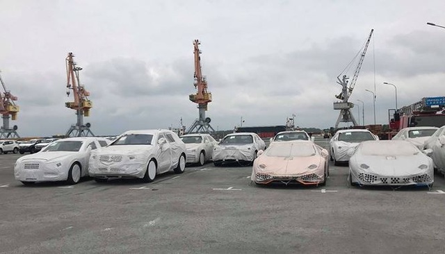 Lamborghini, Bentley lưu cảng vì không có tiền đóng thuế? - 1
Theo Hải quan Hải Phòng, lô xe Lamborghini, Bentley nằm cảng Hải Phòng nhiều tháng trời vì có thể doanh nghiệp chưa có tiền nộp thuế - Ảnh: Hải Veo