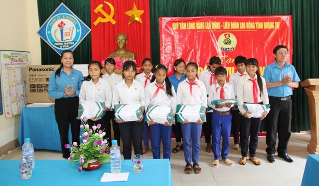 Bàn giao nhà công vụ cho giáo viên miền núi - 2 Trao quà cho các em học sinh