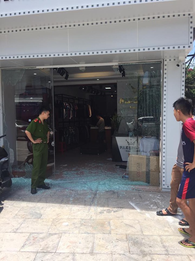 Nghi án nổ súng tại shop quần áo vừa mở - 1 Hiện trường cửa tiệm quần áo, kính văng tung tóe.
