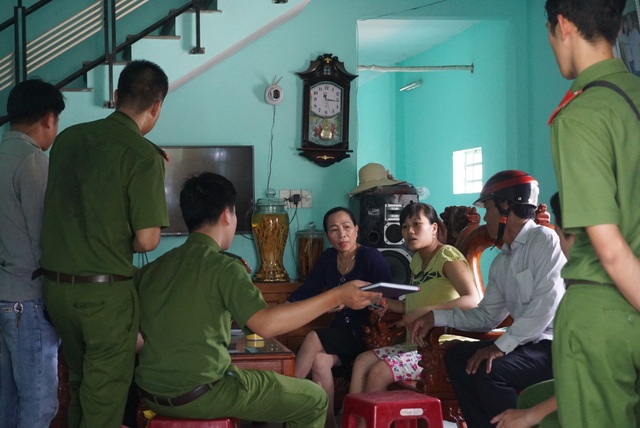Bắt quả tang xe hút bể phốt đổ gần 3 tấn nhớt thải xuống cống - 2 Người dân phát hiện nhớt thải nổi váng trên kênh Đà Sơn và trình báo vụ việc với cơ quan chức năng
