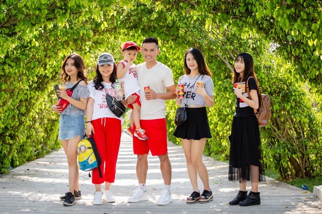 "Sốt" với nhan sắc xinh đẹp 3 cô con gái tuổi cập kê của ca sĩ Tú Dưa - 1
Gia đình đông con của ca sĩ Anh Tú- cựu thành viên nhóm nhạc Quả dưa hấu vừa cùng nhau đi chơi