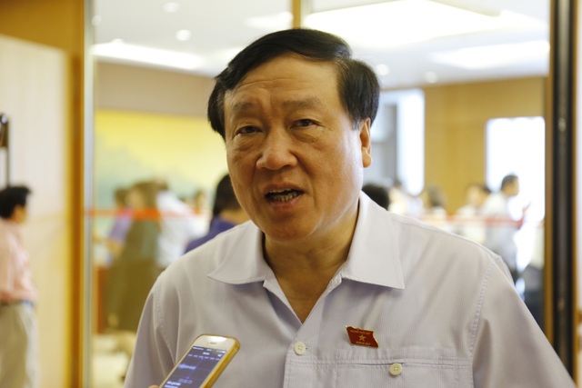 Chánh án TAND Tối cao Nguyễn Hoà Bình trả lời bên hành lang Quốc hội sáng 30/5.