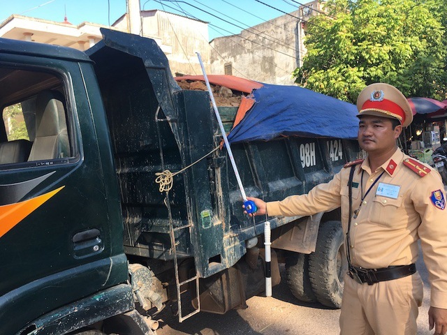 Bắc Giang: CSGT ra quân truy bắt xe quá khổ, quá tải trên các cung đường! - 1 Bắc Giang: CSGT ra quân truy bắt xe quá khổ, quá tải trên các cung đường! - 1