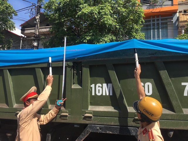 Bắc Giang: CSGT ra quân truy bắt xe quá khổ, quá tải trên các cung đường! - 2
CSGT Công an huyện Tân Yên ra quân xử lý xe quá tải sau phản ánh của Báo Dân trí.