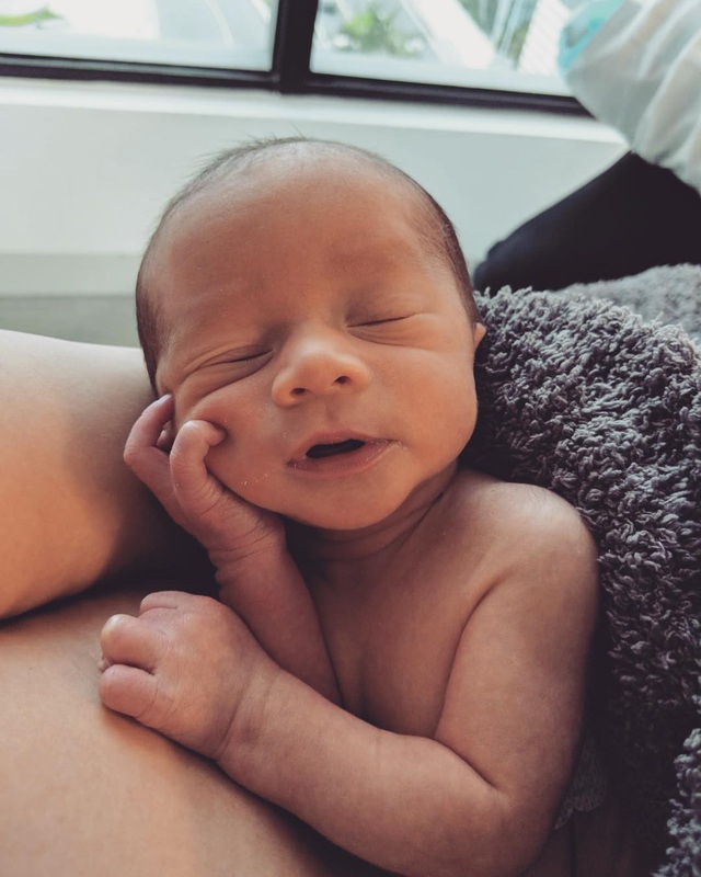 Chrissy Teigen khoe ngực đầy ra phố - Ảnh 6. Chrissy Teigen khoe ngực đầy ra phố - Ảnh 6.