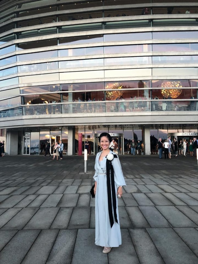 Ca sĩ Hồng Nhung ngại ngùng khi Hoàng Thái tử Đan Mạch tưởng nhầm cô chỉ mới tuổi đôi mươi - 5 Ca sĩ Hồng Nhung ngại ngùng khi Hoàng Thái tử Đan Mạch tưởng nhầm cô chỉ mới tuổi đôi mươi - 5