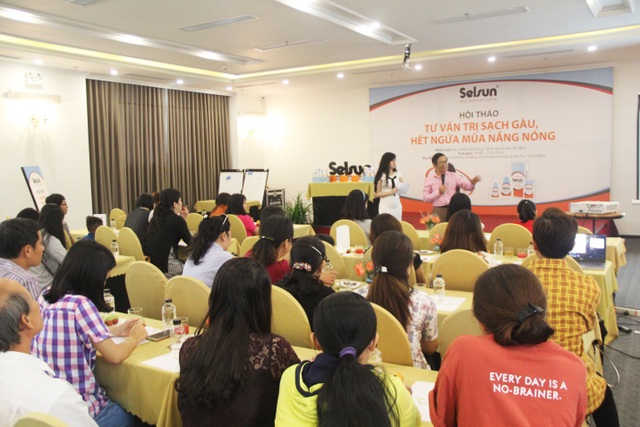 Tư vấn trị sạch gàu, hết ngứa mùa nắng nóng - 1 Tại buổi hội thảo, các chuyên gia đã dành nhiều thời gian chia sẻ một cách khoa học, cụ thể về nguyên nhân gây ra gàu, những thói quen sinh hoạt thường gặp khiến gàu xuất hiện nhiều hơn, đồng thời đưa ra giải pháp phòng và điều trị gàu và ngứa da đầu hiệu quả.