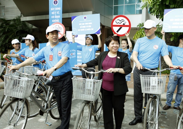 Thuốc lá gây ra hàng loạt ca đột quỵ tim - 2 PGS.TS Lương Ngọc Khuê tham gia diễu hành tuyên truyền phòng chống tác hại thuốc lá. Ảnh: Dương Ngọc.