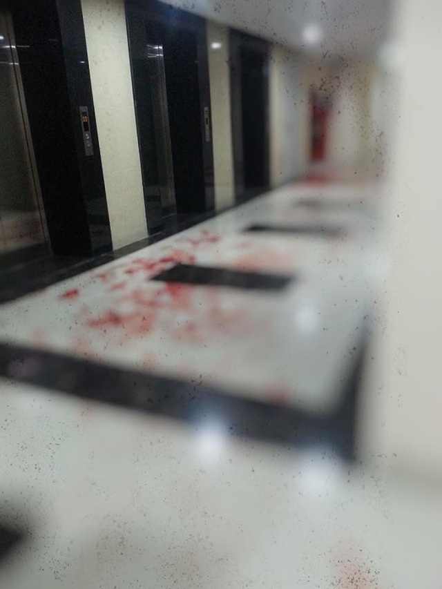 Hà Nội: Cư dân chung cư đuổi chém nhau vì mâu thuẫn trong thang máy - 2 Những vết máu còn vương lại sau vụ va chạm.