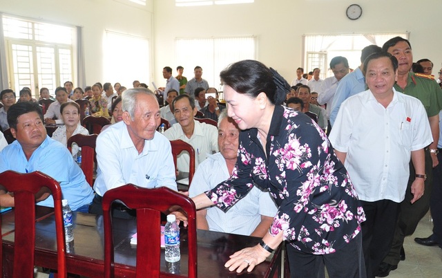 Chủ tịch Quốc hội trấn an cử tri việc “đánh thuế nhà trên 700 triệu” - 1 Chủ tịch QH Nguyễn Thị Kim Ngân chào hỏi, bắt tay các cử tri ở huyện Phong Điền
