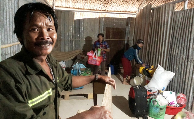 Vụ 50 lán trọ bị thiêu rụi: Nạn nhân khốn đốn dầm mưa tìm nơi tá túc - 5 Vụ 50 lán trọ bị thiêu rụi: Nạn nhân khốn đốn dầm mưa tìm nơi tá túc - 5