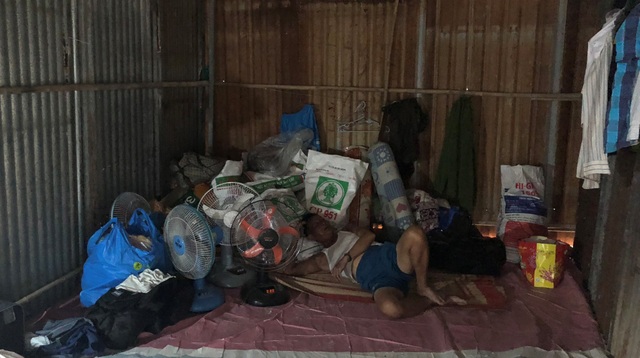 Vụ 50 lán trọ bị thiêu rụi: Nạn nhân khốn đốn dầm mưa tìm nơi tá túc - 4 Cảnh khốn khó của những người công nhân xây dựng bị thiệt hại sau vụ hỏa hoạn thiêu rụi cả khu lán trại.