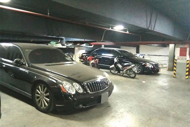 Mới đây, hình ảnh chiếc Maybach 62 Zeppelin phiên bản đặc biệt giới hạn phủ bụi trong một hầm gửi xe ở Hà Nội xuất hiện trên mạng xã hội khiến không ít người mê xe xót xa. Hàng hiếm này từng có giá bán không dưới 1 triệu USD tại thị trường Việt Nam.
