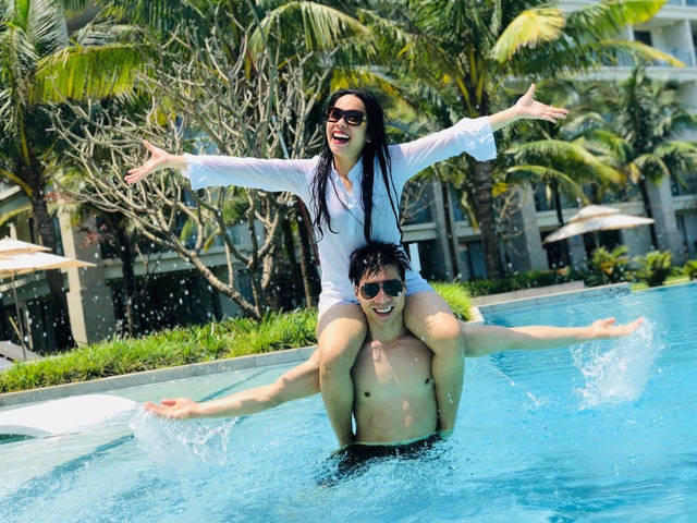 Quốc Nghiệp đón tin vui liên tiếp sau chương trình Britian’s Got Talent - 1 Ngọc Mai - Quốc Nghiệp hạnh phúc khi có những phút giây dành riêng cho nhau.