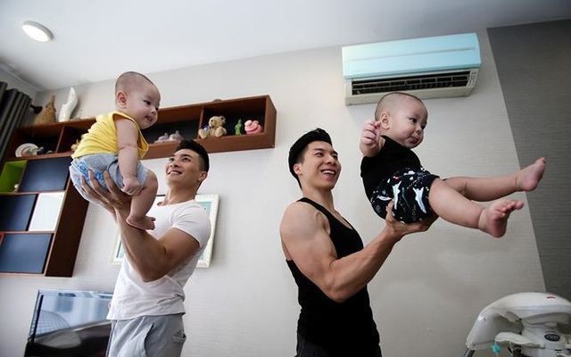 Quốc Nghiệp đón tin vui liên tiếp sau chương trình Britian’s Got Talent - 3 Quốc Nghiệp - Quốc Cơ với hai cậu quý tử đáng yêu.