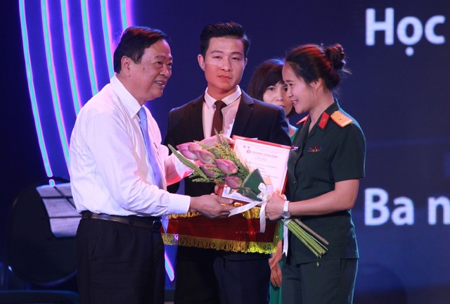 20 tác phẩm đạt giải Vàng tại Liên hoan Phát thanh toàn quốc 2018 - 13 Ông Vũ Hải - Phó Tổng Giám đốc Đài TNVN, Trưởng ban tổ chức LHPTTQ lần thứ XIII và Tiến sỹ Mai Đức Lộc - Phó Chủ tịch Hội Nhà báo Việt Nam trao giải Bạc cho các tác giả, nhóm tác giả đạt giải Bạc ở thể loại Phóng sự, Chương trình tổng hợp; Chương trình tổng hợp tiếng dân tộc, Câu chuyện truyền thanh.