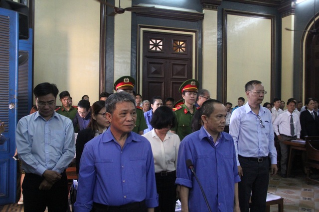 Nguyên chủ tịch ngân hàng Đại Tín lãnh 7 năm tù - 1 Các bị cáo nghe tòa tuyên án.