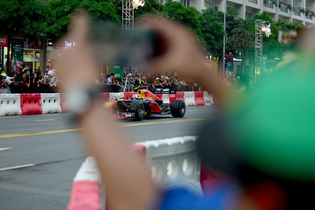 Giới trẻ Sài Gòn đội mưa đi chiêm ngưỡng xe đua F1 - 11 Khán giả hào hứng ghi hình lại.