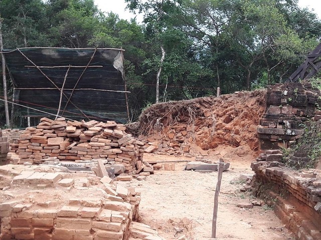 Phá hoại hay trùng tu tháp Chăm ở Di sản văn hóa Mỹ Sơn? - 1 Những hình ảnh trên mạng xã hội cho rằng các nhà khảo cổ và trùng tu Ấn Độ đang “phá” di sản Mỹ Sơn