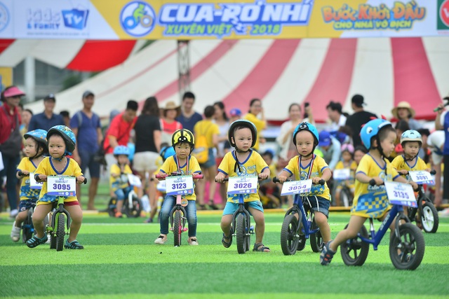 Có lẽ không có gì đáng yêu hơn đứa trẻ cua-rơ nhí lần đầu tiên bắt đầu chạy xe đạp. Hãy cùng chứng kiến những khoảnh khắc đáng yêu đó và cảm nhận niềm đam mê của trẻ nhỏ.