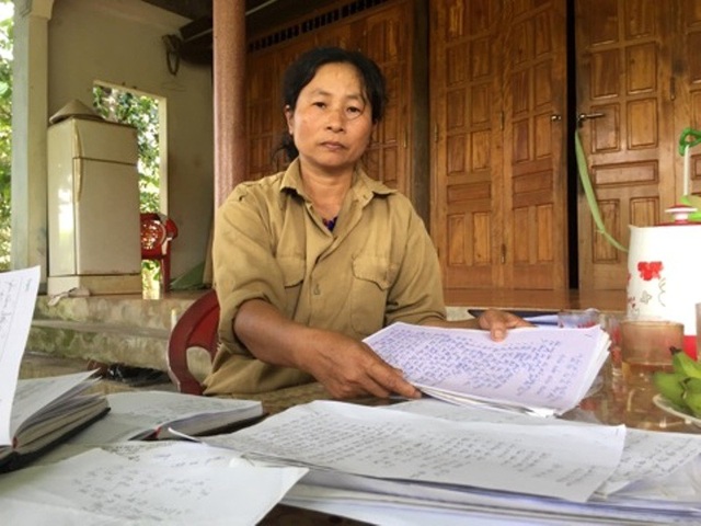 Vụ một thửa đất giao hai chủ hộ ở Hà Tĩnh: Huyện, xã đã làm tròn trách nhiệm? - 2 Bà Chiến bên tập đơn và giấy tờ liên quan đến vụ tranh chấp đất đai