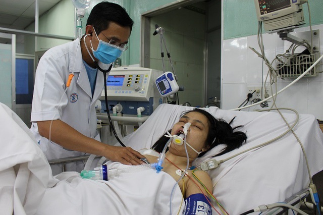 Mẹ "thập tử nhất sinh", bé 2 tháng tuổi khát sữa - 3 Bác sĩ đang nỗ lực cứu chữa cho chị Tú Trinh nhưng chi phí quá lớn vượt quá khả năng của gia đình