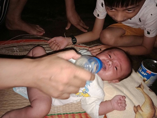 Mẹ "thập tử nhất sinh", bé 2 tháng tuổi khát sữa - 2 Mẹ lâm trọng bệnh khiến bé trai mới chào đời phải sống trong cảnh khốn cùng