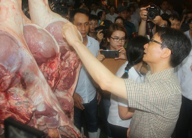 Phó Thủ tướng thị sát chợ đầu mối lúc nửa đêm - 1 Phó Thủ tướng Vũ Đức Đam trực tiếp kiểm tra các mẫu thực phẩm được chuyển vào chợ Bình Điền