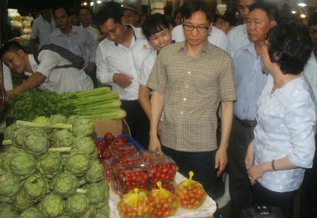 Phó Thủ tướng thị sát chợ đầu mối lúc nửa đêm - 2 PGS Phạm Khánh Phong Lan cho biết, Bình Điền tập trung 80% thực phẩm cho toàn thành phố