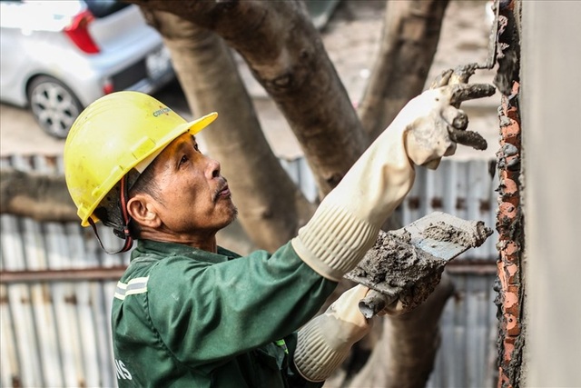 Ám ảnh mưu sinh với nghề treo mình trên giàn giáo cheo leo - 1 Ám ảnh mưu sinh với nghề treo mình trên giàn giáo cheo leo - 1