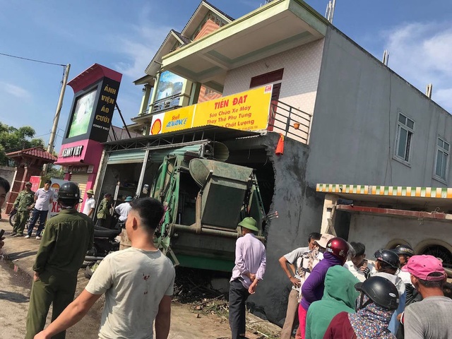 Xe chở rác "mất lái" đâm vào nhà dân, 3 người nhập viện - 6
Cú đâm làm anh Đạt chủ nhà bị thương nặng phải đi cấp cứu. Vụ tai nạn xảy ra rất nhiều người kéo đến xem.