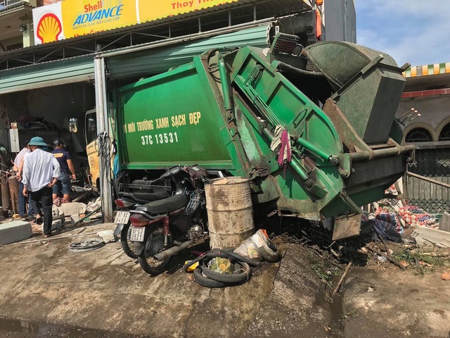 Xe chở rác "mất lái" đâm vào nhà dân, 3 người nhập viện - 1 Xe chở rác "mất lái" đâm vào nhà dân, 3 người nhập viện - 1