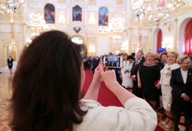 Ông Putin tuyên thệ nhậm chức nhiệm kỳ 4 - 17
Mọi người chụp ảnh lưu niệm trước lễ nhậm chức của ông Putin tại điện Kremlin ngày 7/5 (Ảnh: Reuters)