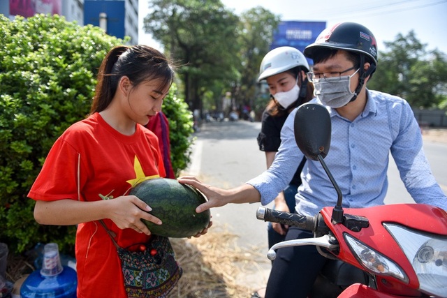 Nhóm sinh viên Hà Nội "giải cứu" dưa hấu ế giúp nông dân Quảng Ngãi - 5
Đã có nhiều người ghé vào mua ủng hộ.