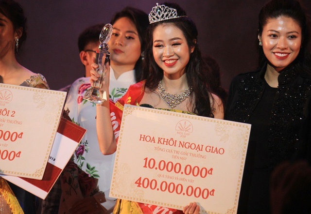 Nữ sinh ngành Truyền thông Quốc tế trở thành tân Hoa khôi Học viện Ngoại giao - 1 Thùy Dương rạng rỡ trong giây phút xướng tên Hoa khôi