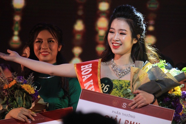 Nữ sinh ngành Truyền thông Quốc tế trở thành tân Hoa khôi Học viện Ngoại giao - 2 Khoảnh khắc đăng quang xúc động của Thùy Dương