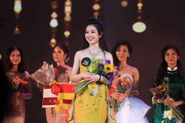 Nữ sinh ngành Truyền thông Quốc tế trở thành tân Hoa khôi Học viện Ngoại giao - 10 Tân Hoa khôi Lê Ngọc Thùy Dưỡng cũng giành thêm một giải phụ Hoa khôi Ngoại vụ